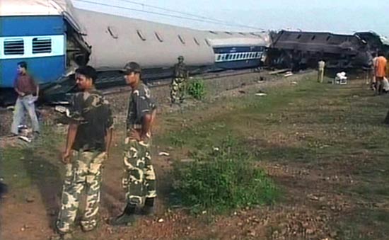 पश्चिम बंगाल में नक्‍सलियों ने ट्रेन को बनाया निशाना