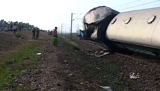 पश्चिम बंगाल में नक्‍सलियों ने ट्रेन को बनाया निशाना