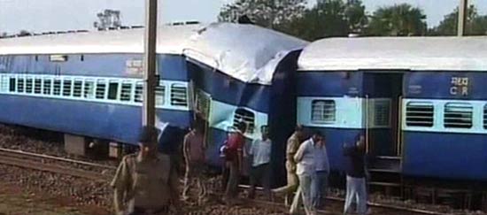 पश्चिम बंगाल में नक्‍सलियों ने ट्रेन को बनाया निशाना