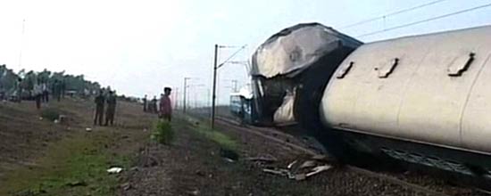 पश्चिम बंगाल में नक्‍सलियों ने ट्रेन को बनाया निशाना