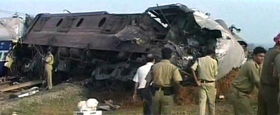 पश्चिम बंगाल में नक्‍सलियों ने ट्रेन को बनाया निशाना