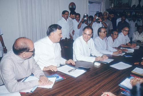 युवा सोच के नौजवान नेता थे राजीव | एक अधूरी यात्रा