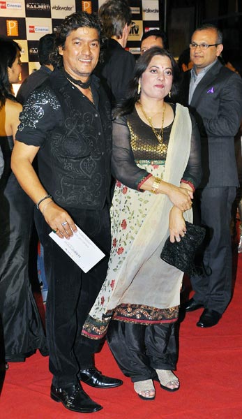 फिल्‍म राजनीति के प्रीमियर पर जुटे सितारे...