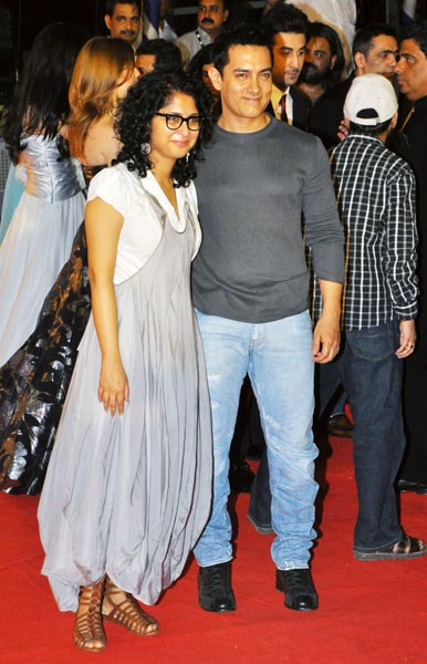 फिल्‍म राजनीति के प्रीमियर पर जुटे सितारे...