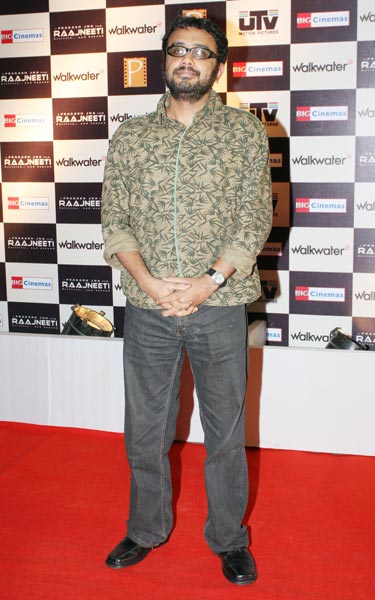 फिल्‍म राजनीति के प्रीमियर पर जुटे सितारे...