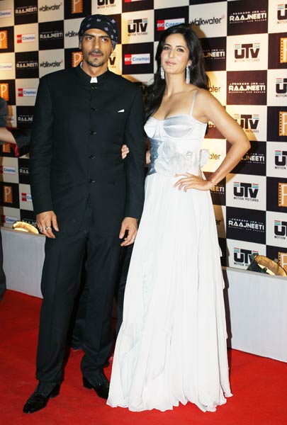 फिल्‍म राजनीति के प्रीमियर पर जुटे सितारे...