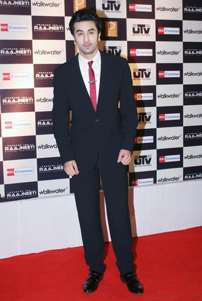 फिल्‍म राजनीति के प्रीमियर पर जुटे सितारे...