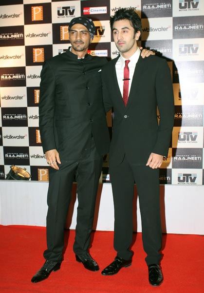 फिल्‍म राजनीति के प्रीमियर पर जुटे सितारे...