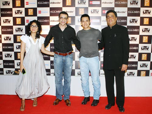 फिल्‍म राजनीति के प्रीमियर पर जुटे सितारे...