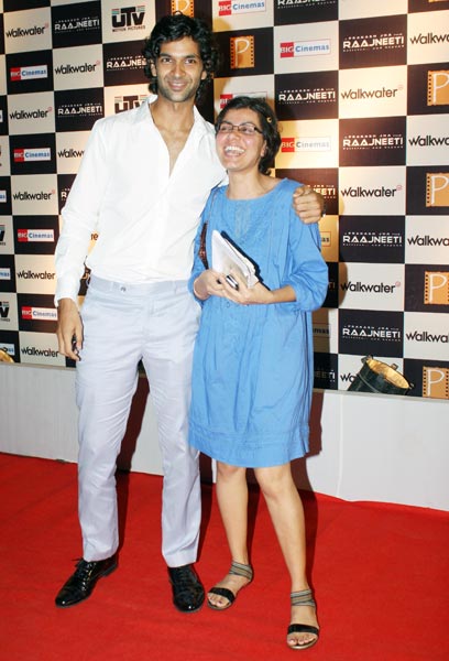 फिल्‍म राजनीति के प्रीमियर पर जुटे सितारे...