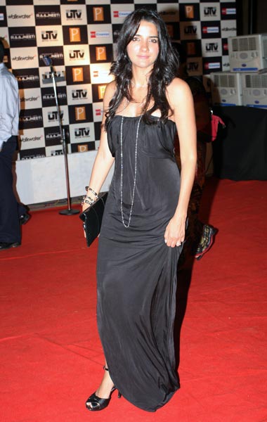 फिल्‍म राजनीति के प्रीमियर पर जुटे सितारे...