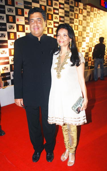 फिल्‍म राजनीति के प्रीमियर पर जुटे सितारे...