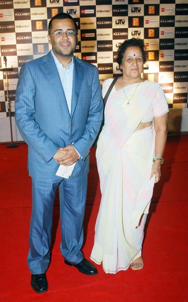 फिल्‍म राजनीति के प्रीमियर पर जुटे सितारे...