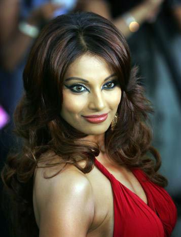 जिनके रसीले होठों की दीवानी है दुनिया...