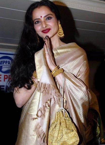 जिनके रसीले होठों की दीवानी है दुनिया...