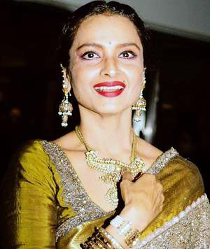 जिनके रसीले होठों की दीवानी है दुनिया...