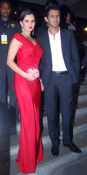 जिनके रसीले होठों की दीवानी है दुनिया...