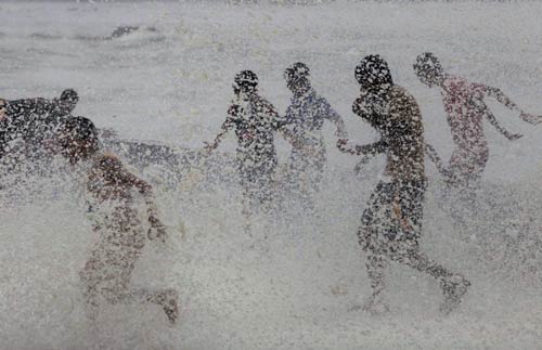 मायानगरी मुंबई में बारिश से लोग तरबतर