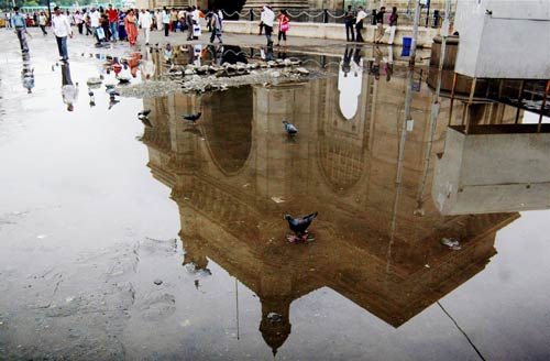 मायानगरी मुंबई में बारिश से लोग तरबतर