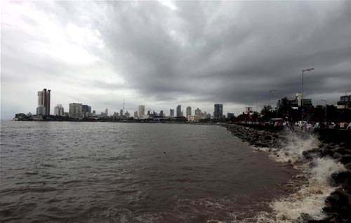 मायानगरी मुंबई में बारिश से लोग तरबतर