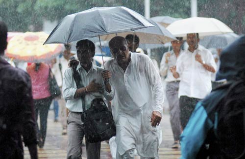 मायानगरी मुंबई में बारिश से लोग तरबतर