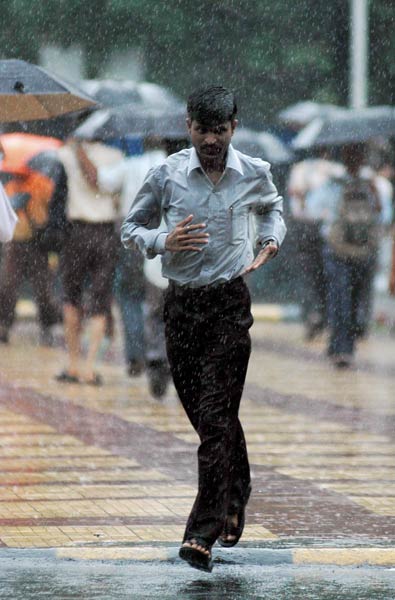 मायानगरी मुंबई में बारिश से लोग तरबतर