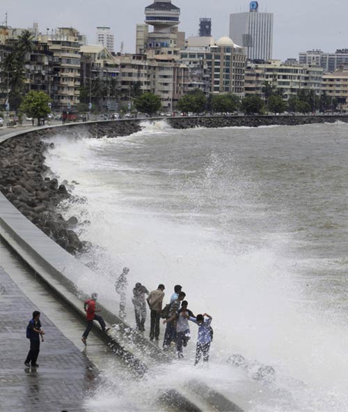 मायानगरी मुंबई में बारिश से लोग तरबतर