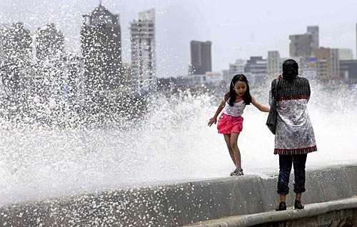 मायानगरी मुंबई में बारिश से लोग तरबतर