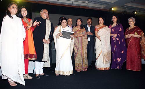 'चेहरे' के बहाने रेखा व जया ने मिलाए दिल...