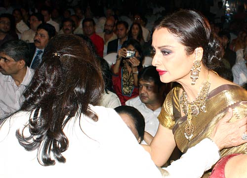 'चेहरे' के बहाने रेखा व जया ने मिलाए दिल...