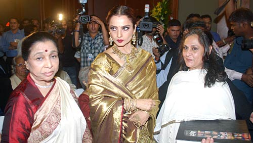 'चेहरे' के बहाने रेखा व जया ने मिलाए दिल...