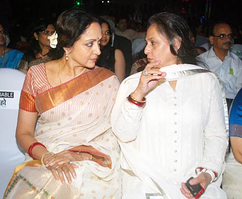 'चेहरे' के बहाने रेखा व जया ने मिलाए दिल...