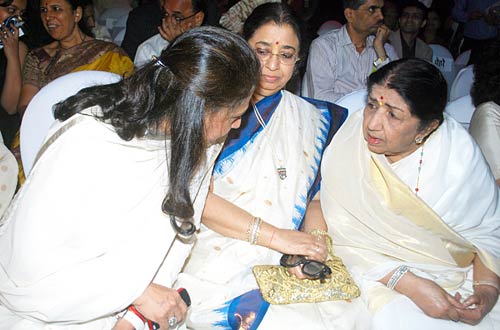 'चेहरे' के बहाने रेखा व जया ने मिलाए दिल...