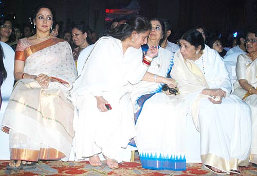 'चेहरे' के बहाने रेखा व जया ने मिलाए दिल...