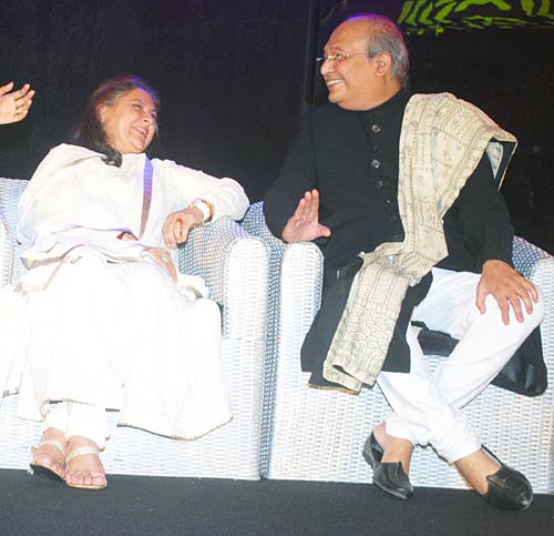 'चेहरे' के बहाने रेखा व जया ने मिलाए दिल...