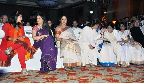 'चेहरे' के बहाने रेखा व जया ने मिलाए दिल...