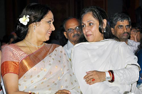 'चेहरे' के बहाने रेखा व जया ने मिलाए दिल...