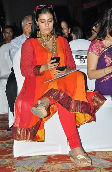 'चेहरे' के बहाने रेखा व जया ने मिलाए दिल...