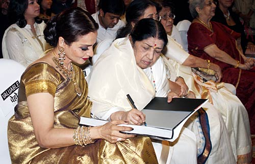 'चेहरे' के बहाने रेखा व जया ने मिलाए दिल...