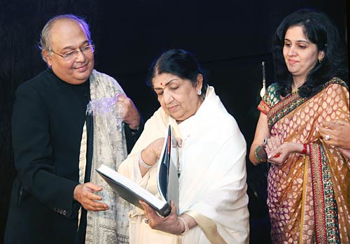 'चेहरे' के बहाने रेखा व जया ने मिलाए दिल...