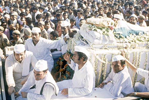 सत्ता और सियासत की धुरी थे संजय गांधी