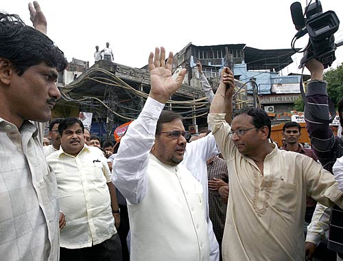 भारत बंद से जनता परेशान, हुआ अरबों का नुकसान