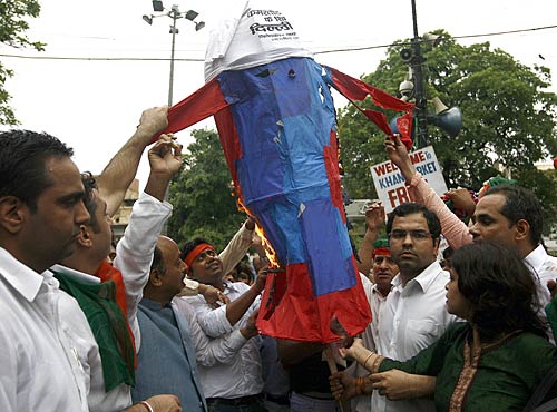 भारत बंद से जनता परेशान, हुआ अरबों का नुकसान