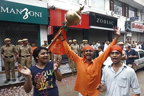 भारत बंद से जनता परेशान, हुआ अरबों का नुकसान