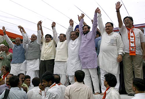 भारत बंद से जनता परेशान, हुआ अरबों का नुकसान