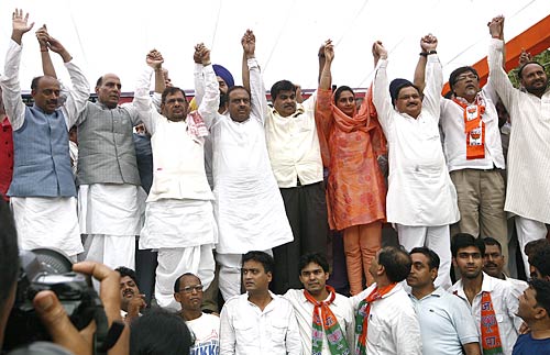 भारत बंद से जनता परेशान, हुआ अरबों का नुकसान