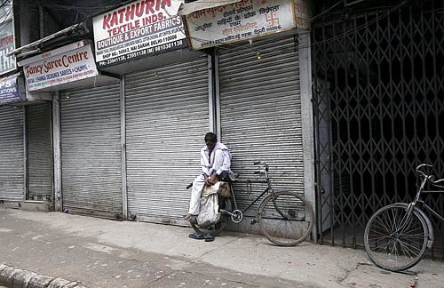 भारत बंद से जनता परेशान, हुआ अरबों का नुकसान