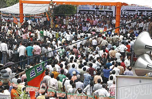 भारत बंद से जनता परेशान, हुआ अरबों का नुकसान