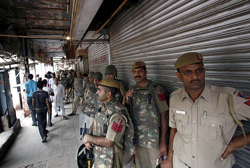 भारत बंद से जनता परेशान, हुआ अरबों का नुकसान