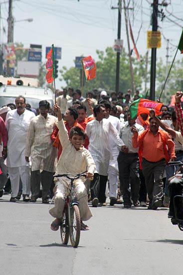 भारत बंद से जनता परेशान, हुआ अरबों का नुकसान